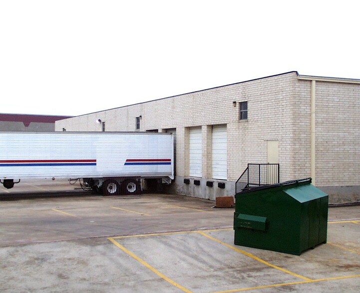 More Photos Of 8404-8434 Endicott Ln, Dallas Warehouse For Lease