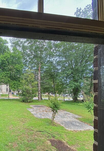 More Photos Of 219 N Broadway St, Tupelo General Retail For Lease