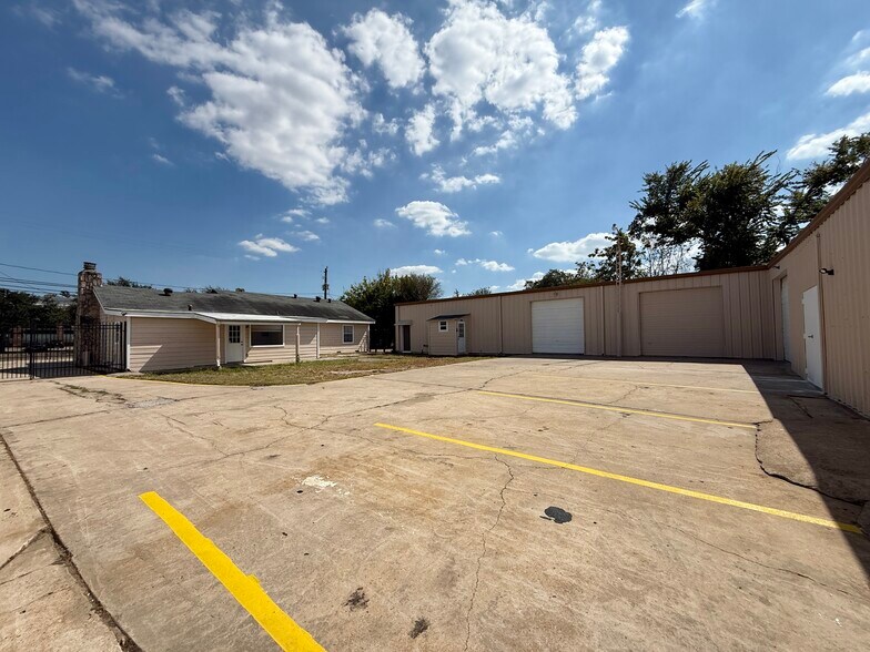 More Photos Of 2013 Blalock Rd, Houston Warehouse For Lease