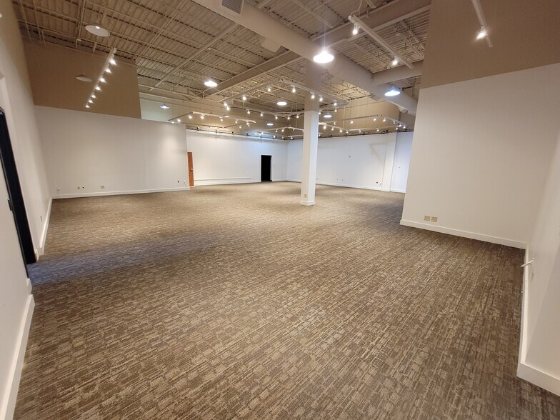 More Photos Of 2101 W 41st St, Sioux Falls General Retail For Lease