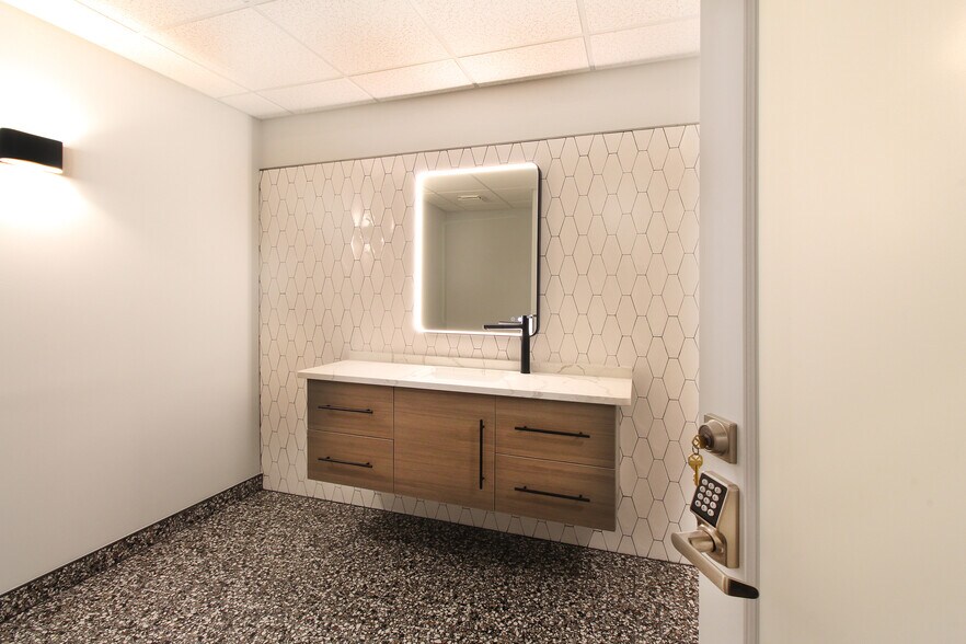 More Photos Of 7134 Regal Ln, Knoxville Office For Lease
