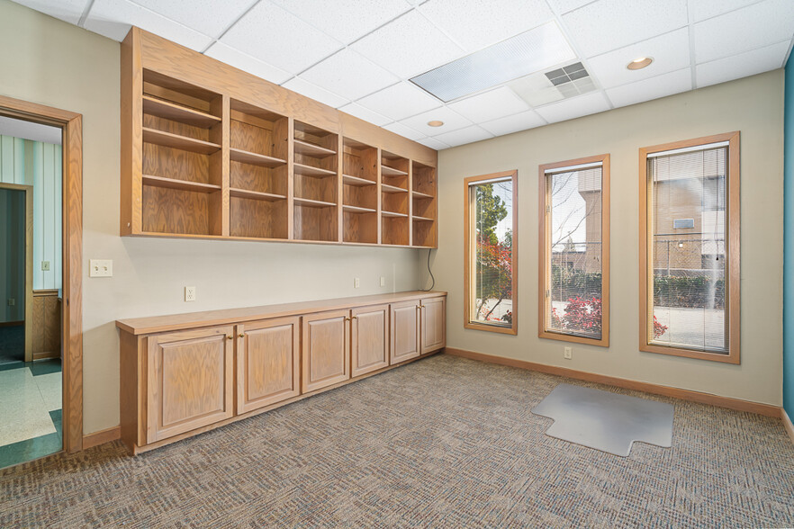 More Photos Of 810 Lindsay St, High Point Medical For Sale