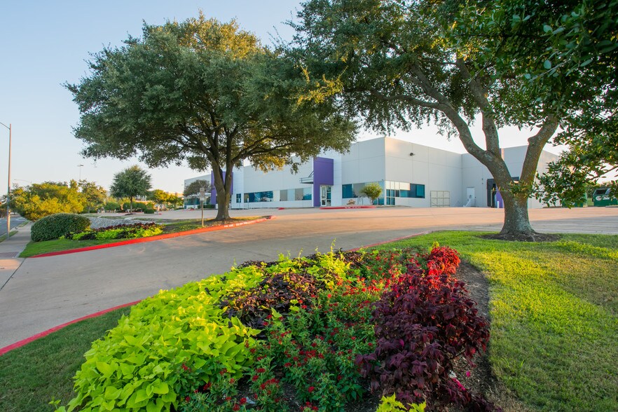 More Photos Of 8200 Cross Park Dr, Austin Light Distribution For Lease