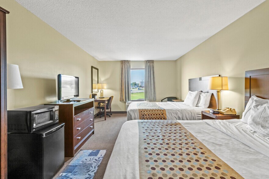 More Photos Of 30 Colonial Ave, Colonial Beach Hotel For Sale