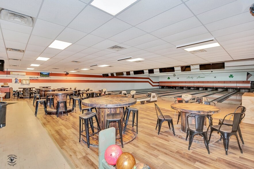 More Photos Of 405 NW Greely Ave, Iroquois Sports And Entertainment For Sale