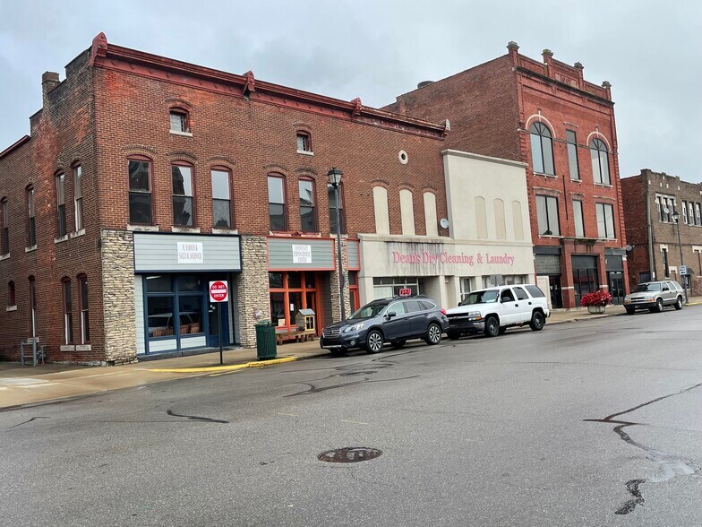 More Photos Of 26 W Broadway St, Shelbyville Office For Lease