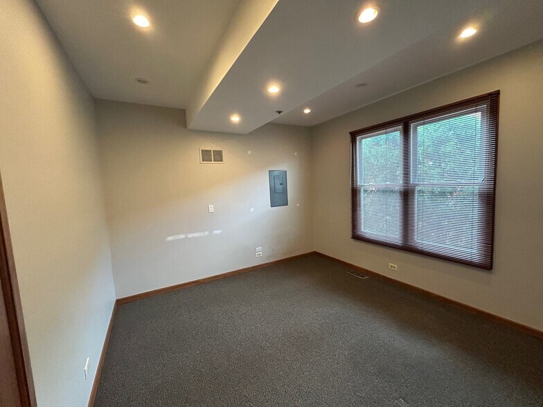 More Photos Of 564 S Washington St, Naperville Office For Lease