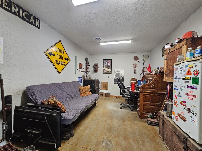 More Photos Of 1117 2nd Ave, Bingham Lake Industrial For Sale