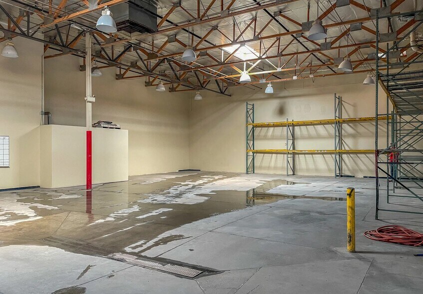 More Photos Of 12455 N 92nd Dr, Peoria Warehouse For Lease