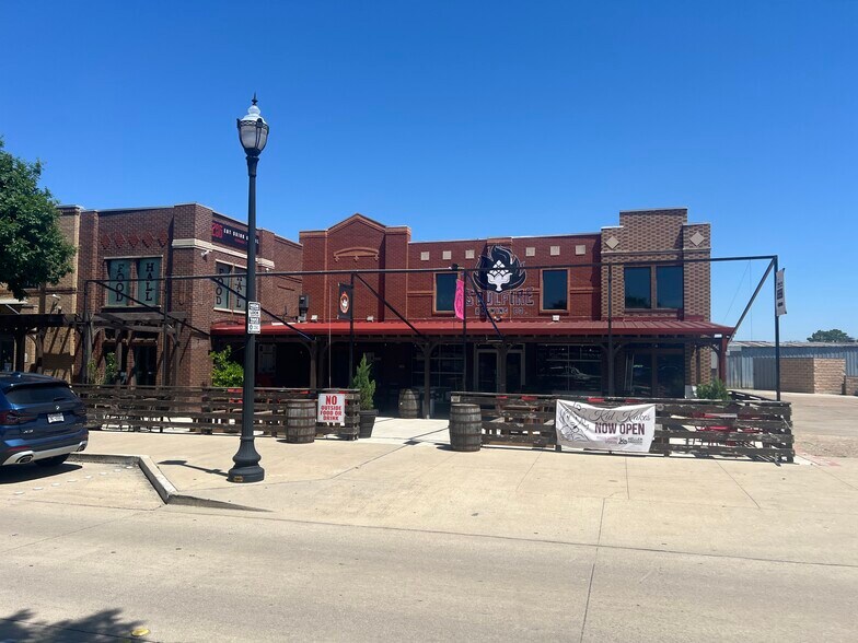 More Photos Of 206 N Oak St, Roanoke Restaurant For Sale