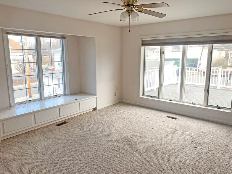 More Photos Of 8518 Chestnut Ave, Bowie Showroom For Sale