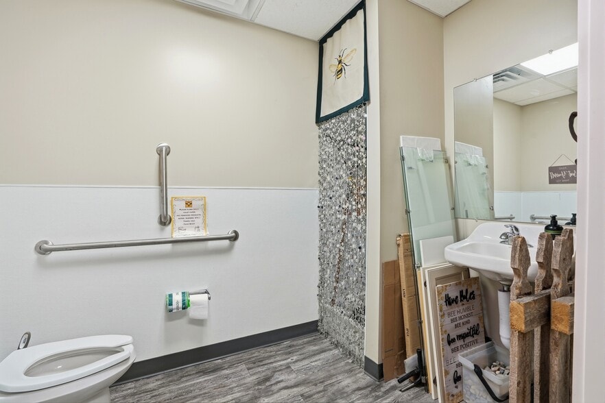 More Photos Of 409 S Main St, Rochester Storefront For Sale