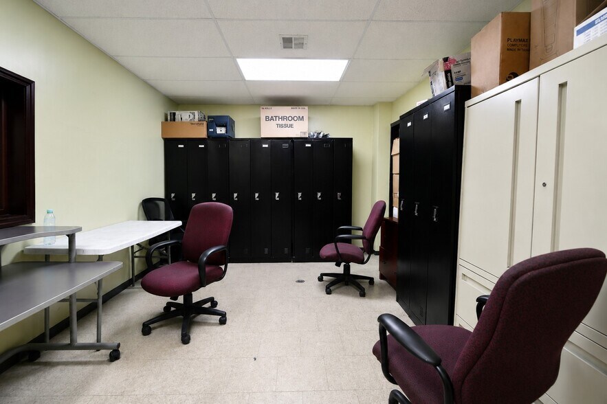 More Photos Of 585 Meserole St, Brooklyn Warehouse For Sale