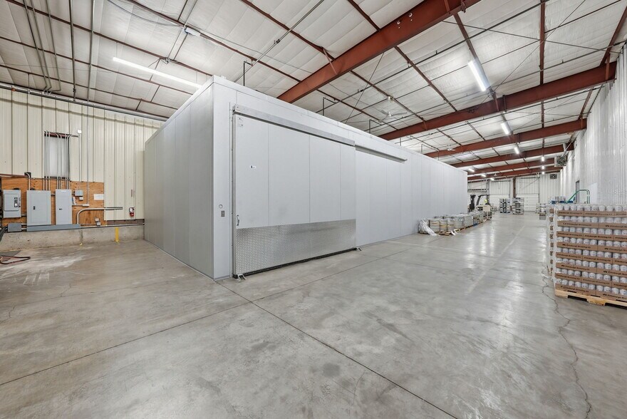 More Photos Of 273 SE 9th St, Bend Distribution For Lease