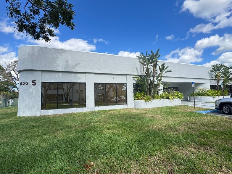 More Photos Of 9210 Sunset Dr, Miami Office For Lease