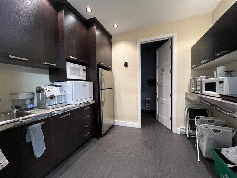 More Photos Of 2510 St De L'aéroport, Saint-mathieu-de-beloeil Airplane Hangar For Sale