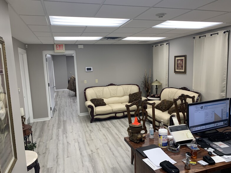 More Photos Of 60 Millstone Rd, Somerset Light Distribution For Sale