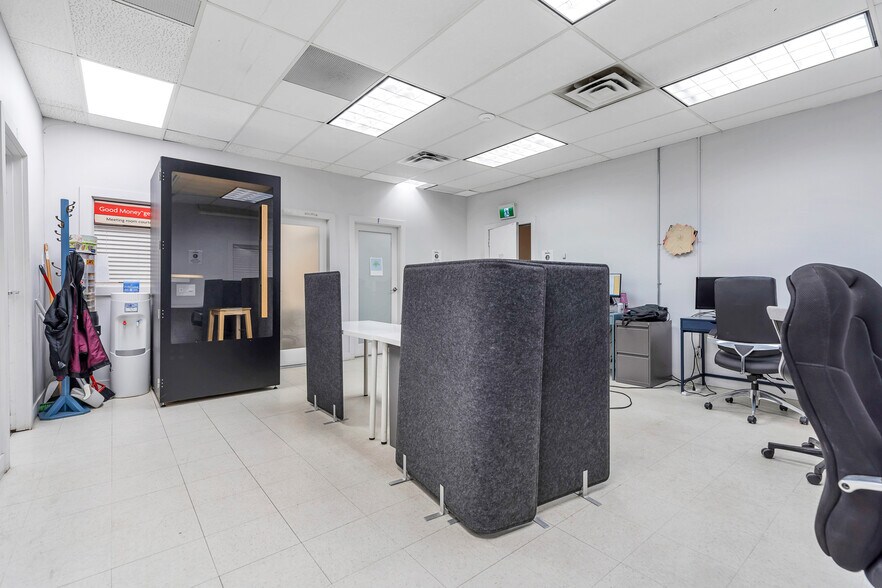 More Photos Of 10318-10324 Whalley Blvd, Surrey Storefront Retail Office For Lease