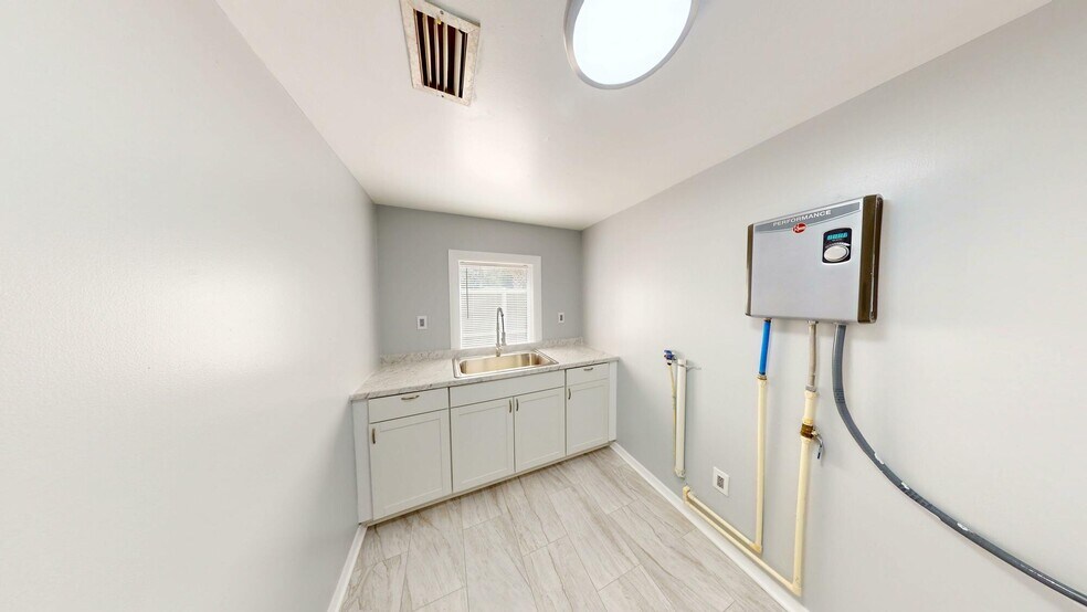 More Photos Of 1517 Hillcrest St, Orlando Office For Lease