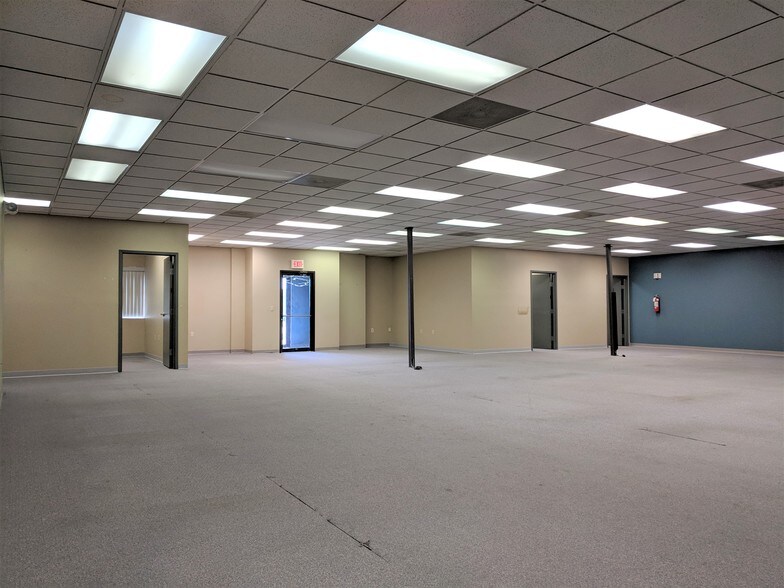 More Photos Of 901 W Main St, El Paso Office For Sale