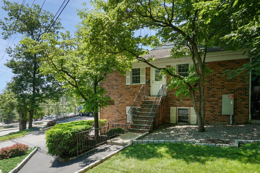 More Photos Of 160 N State Rd, Briarcliff Manor Village Medical For Lease