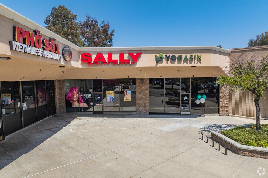 More Photos Of 2837 Cochran St, Simi Valley Freestanding For Lease