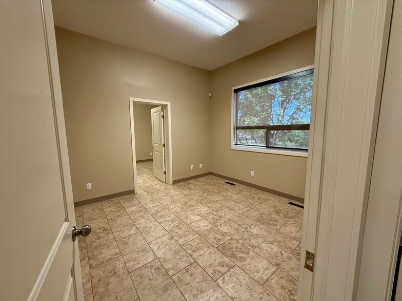 More Photos Of 9005 127 Av NW, Edmonton Flex For Lease