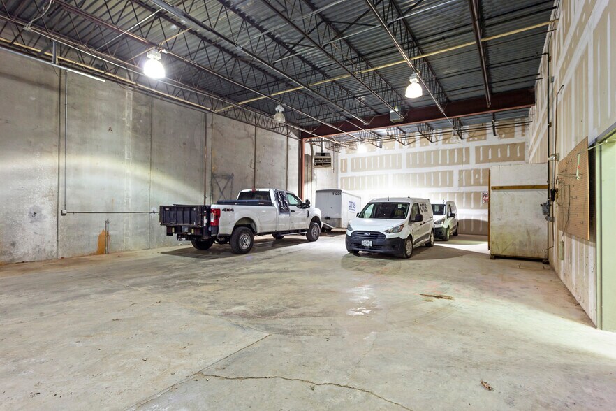 More Photos Of 1211 W Cambridge Circle Dr, Kansas City Warehouse For Lease