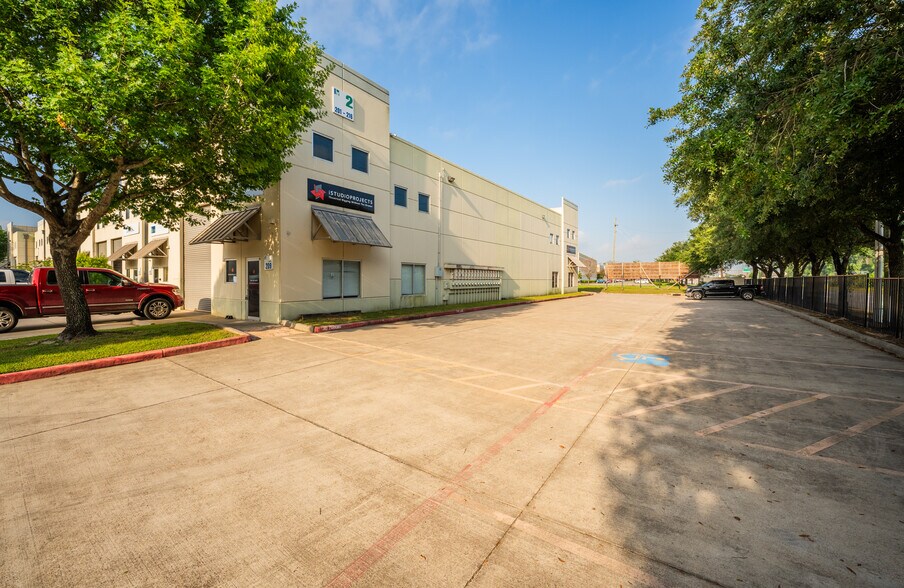 More Photos Of 5750 N Sam Houston Pky E, Houston Warehouse For Lease