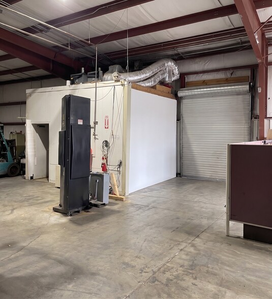 More Photos Of 31 Richards Rd NE, White Warehouse For Sale
