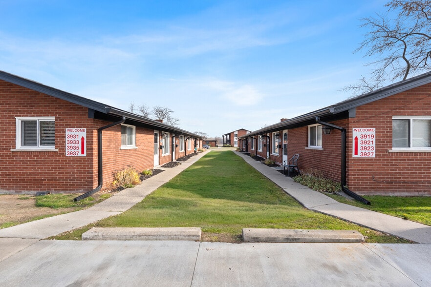 Primary Photo Of 3915 Devon Rd, Royal Oak Apartments For Sale