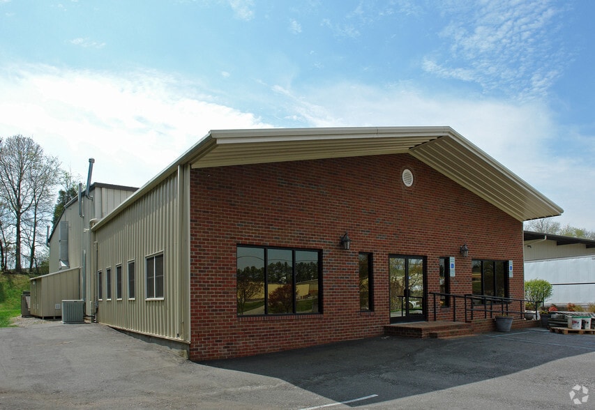 Primary Photo Of 1920 Flintstone Dr, Statesville Warehouse For Lease