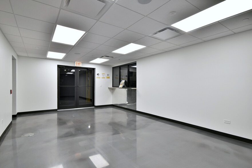 More Photos Of 6363 W 73rd St, Bedford Park Manufacturing For Lease