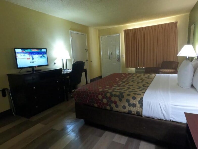 More Photos Of 130 Holiday Dr, Macon-Bibb Hotel For Sale