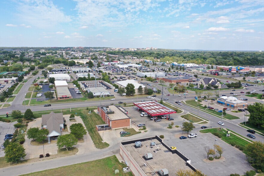 More Photos Of 2221 W 31st St, Lawrence Bank For Lease