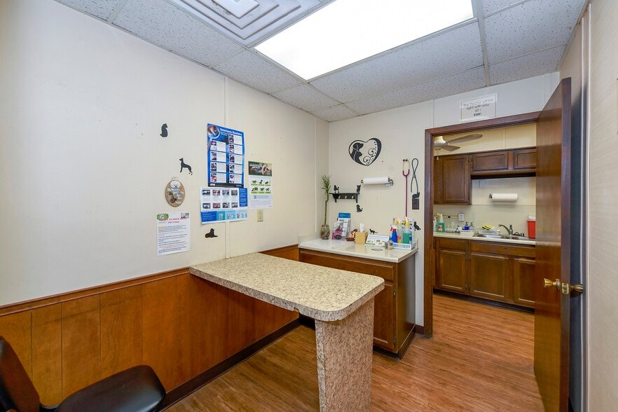 More Photos Of 13039 Nacogdoches Rd, San Antonio Veterinarian Kennel For Sale