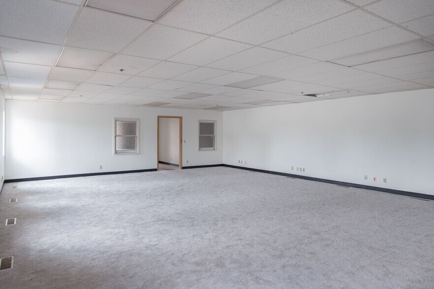 More Photos Of 321 NE Wilson St, Minneapolis Light Distribution For Lease