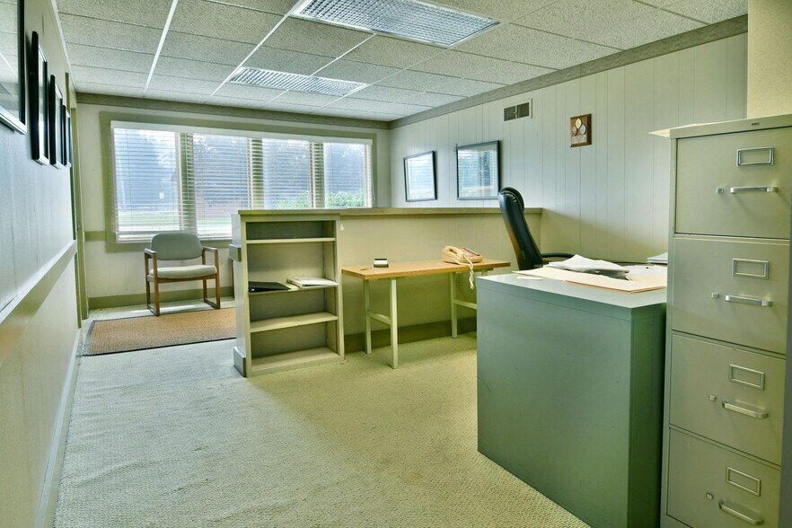 More Photos Of 696 Valley View Dr, Brookfield Office For Sale