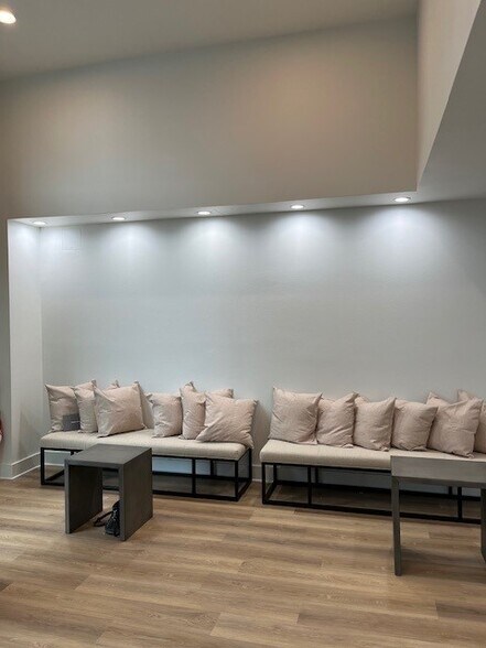 More Photos Of 1542 4TH St, Sarasota Storefront Retail Office For Lease