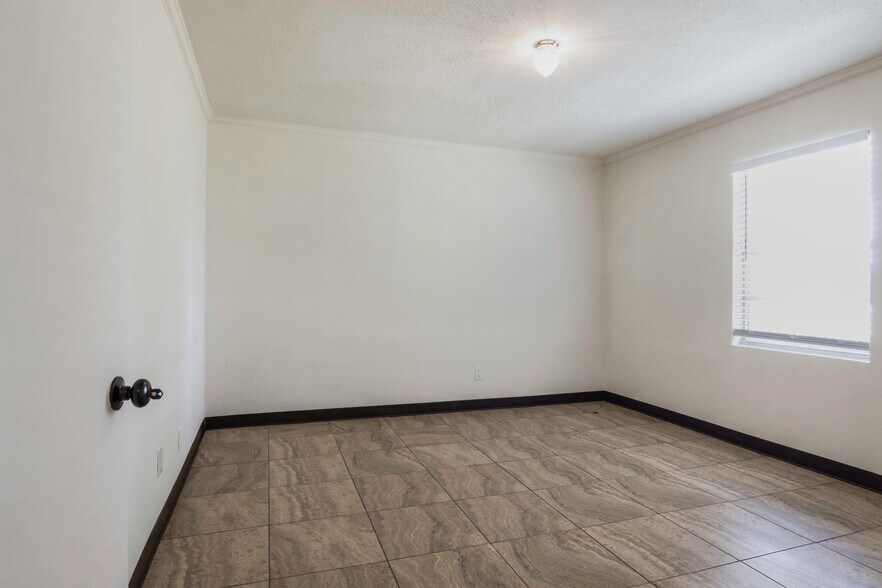 More Photos Of 825 Fairmont Pkwy, Pasadena Office For Sale