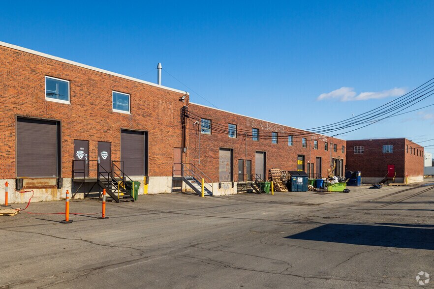 More Photos Of 2090-2198 Rt Transcanadienne, Dorval Warehouse For Lease