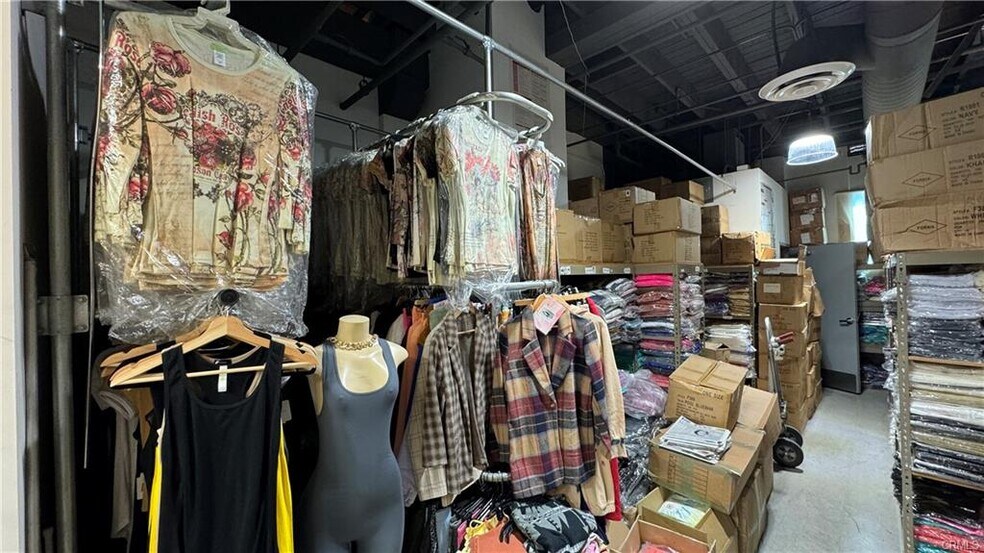 More Photos Of 1015 Crocker St, Los Angeles Storefront For Sale