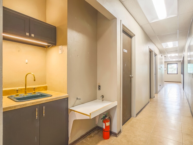 More Photos Of 401 S Ranchwood Blvd, Yukon Flex For Sale