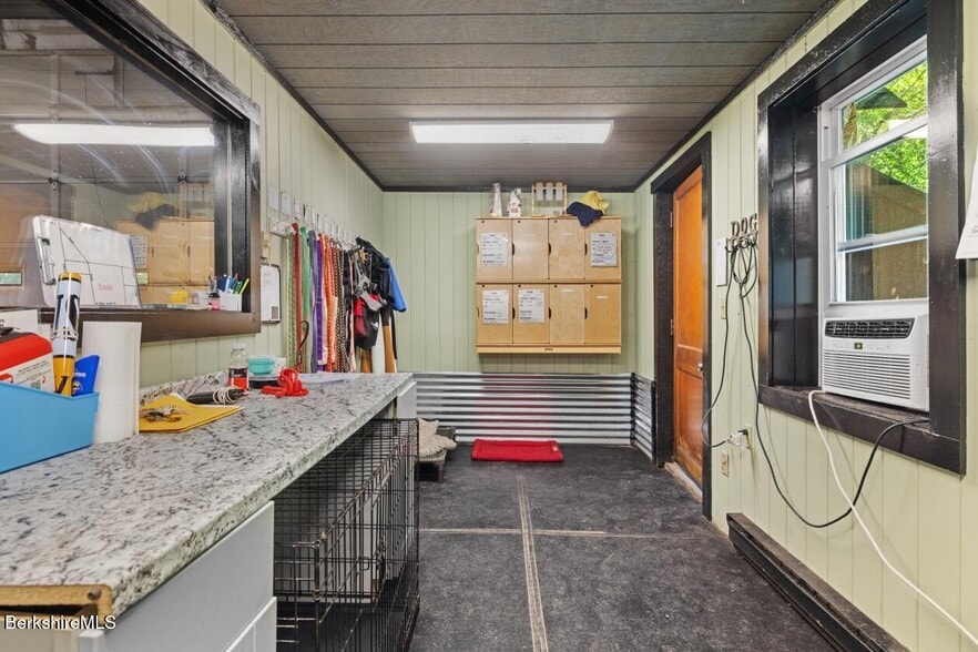 More Photos Of 1099 New Ashford Rd, Williamstown Veterinarian Kennel For Sale