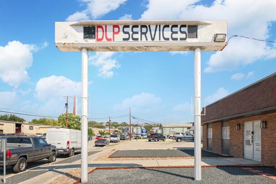 More Photos Of 8402 Speedway Dr, San Antonio Warehouse For Sale