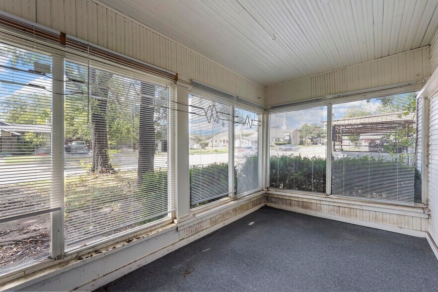 More Photos Of 505 S Washington St, Kaufman Storefront Retail Office For Sale