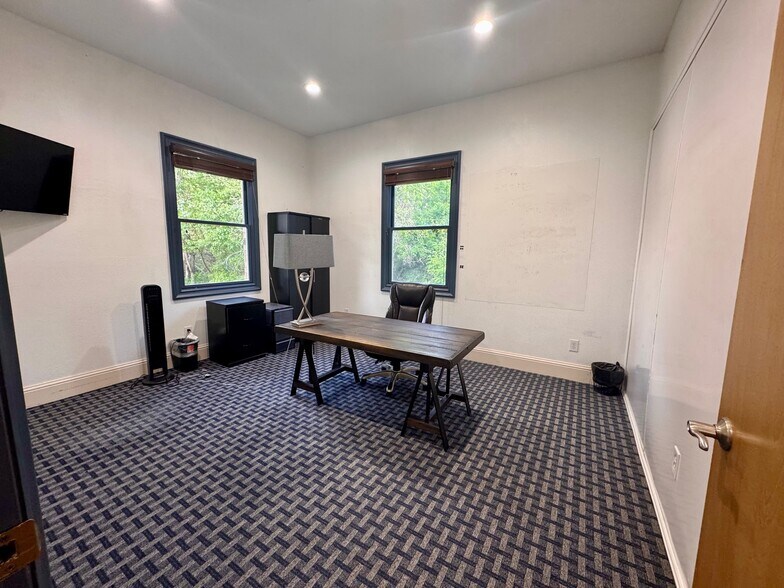 More Photos Of 627 W College St, Grapevine Office For Lease