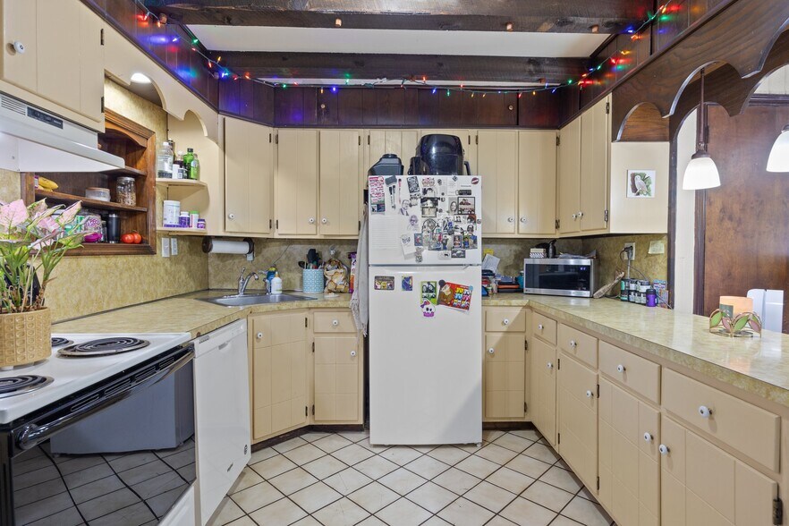 More Photos Of 100 W Maple Ave, Langhorne Restaurant For Sale