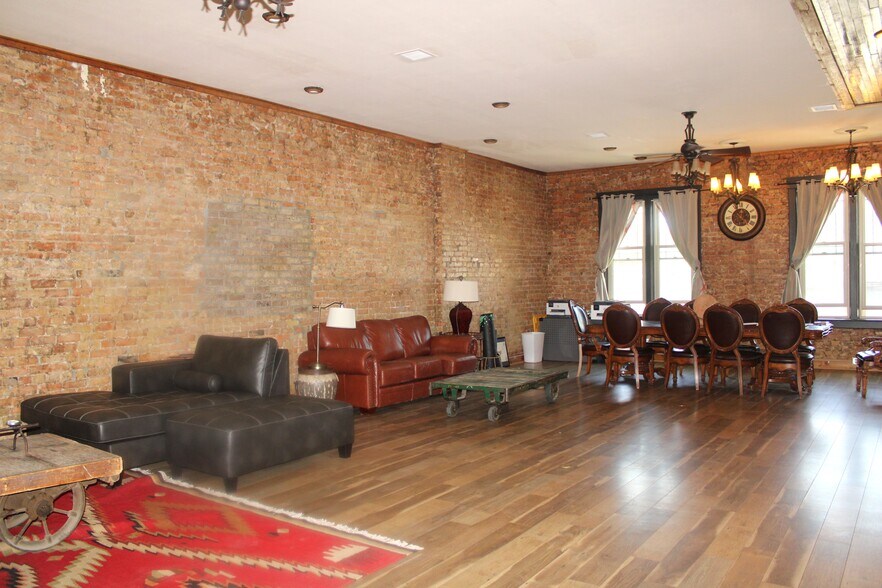 More Photos Of 944 Main St, Evanston Storefront Retail Office For Sale