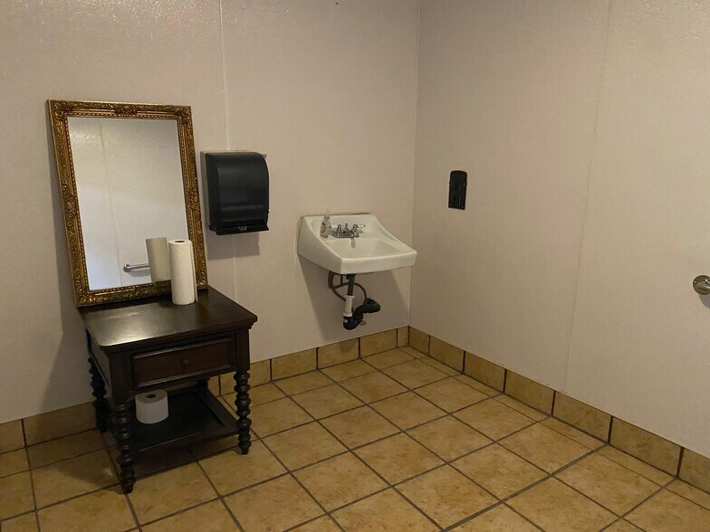 More Photos Of 116 W 6th St, Hanford Freestanding For Sale